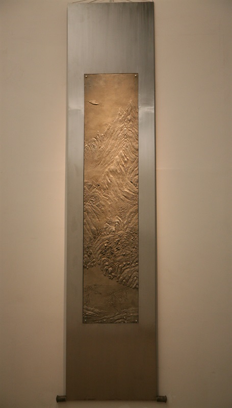 　　李向群 《江山》-2  Landscape-2 尺寸Size：340cm×92cm×1.6cm  材质Material：白铜 Cupronickel  2012 