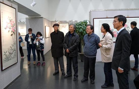  杨德树，唐勇力，冯远，张永敬，何家英参观展览