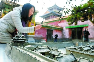 观众在李象群大型雕塑作品“大紫禁城”