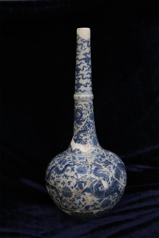 明成化青花龙穿花纹鹤颈瓶 H49.5cm 起拍价RMB：120，000