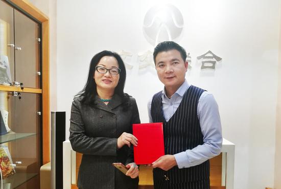 左：晶石灵品牌创始人何秋良  右：文交联合联合创始人银志