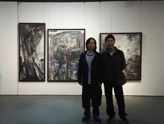 图18郝青松博士与参展艺术家胡亚希先生在其作品前留影