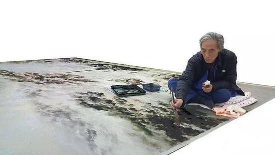 附图7、宋雨桂坐在地上作画