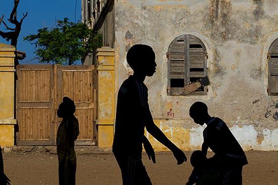 《格雷的剪影》（Silhouettes at Gorée），索菲亚·维兹波洛夫斯基（Sofia Verzbolovskis）摄