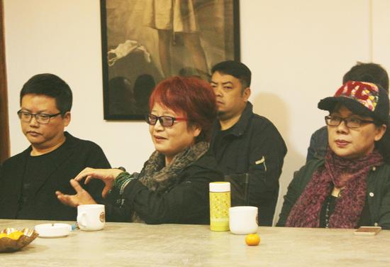 文颖先生（左）、赖志凌教授（中）、罗春兰教授（右）在研讨会现场