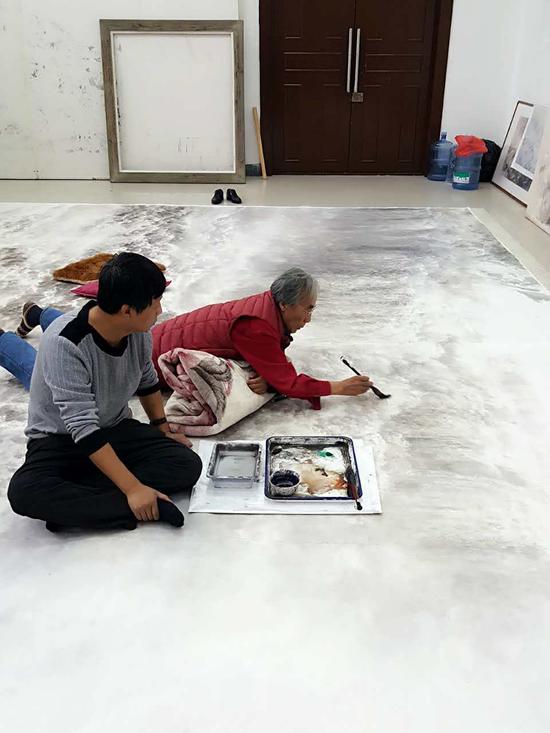 附图8、宋雨桂和他的学生王宏在作画