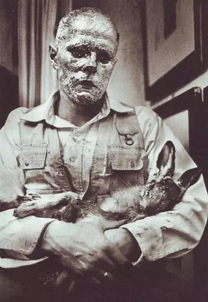 约瑟夫·博伊斯 Joseph Beuys - 如何对一只死兔子解释绘画