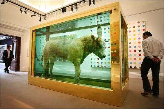 达米恩·赫斯特《金牛犊（The Golden Calf）》. 图片：Peter Macdiarmid  Getty Images.