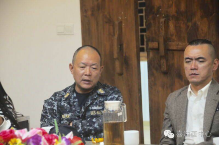 图10策展人熊云皓先生（左）与嘉宾俞巍先生（右）在研讨会现场