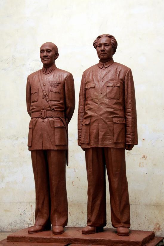 梁明诚《1945·重庆》铜 200cm 2009年