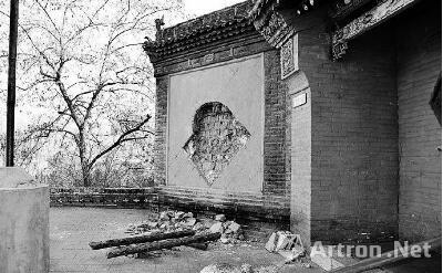 山西省介休市洪山源神庙的琉璃精品璧心“二龙戏珠”被盗贼从墙上切割下来