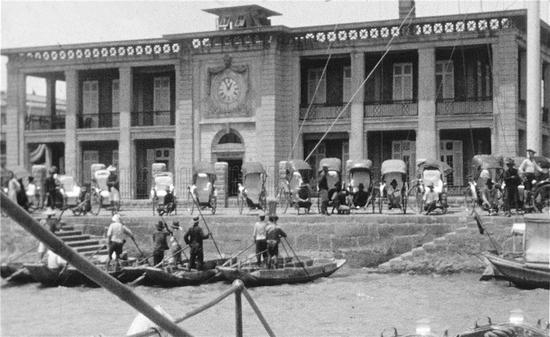 　　潮海关办公楼，俗称“钟楼”，现为汕头海关关史陈列馆。1919年兴工建设，1921年建成，是汕头开埠以来最早建筑之一，也是目前全国保存较为完好的民国早期海关钟楼之一。图片来源：截取自《潮汕旧影》（暂定名），版权归越众历史影像馆所有。