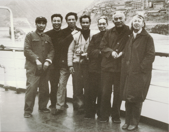 　　1979年，毛主席纪念堂雕塑领导小组部分成员考察全国城雕工作途中。（左起：程允贤、韩福裕、叶毓山、潘鹤、曾竹韶、王临乙、王合内）