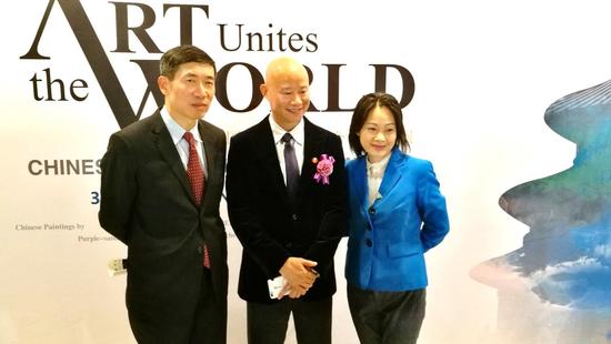 联合国助理秘书长徐浩良（左一）与中国陶瓷艺术大师吕俊杰（中）合影