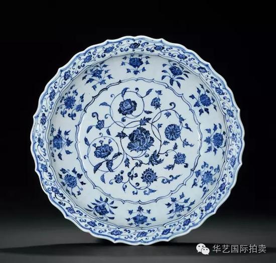 明永乐 青花四季花卉纹菱口大盘

　　成交价：RMB 4，255，000