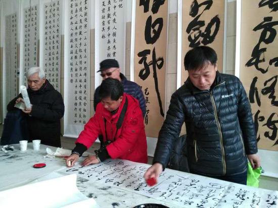 北京清雨书画院院长范德俊先生在艺术节现场开笔