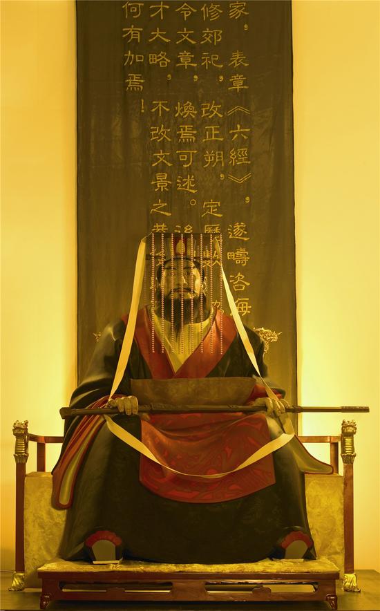 田世信，王者之尊之汉武帝，208×188×183cm，大漆，玻璃钢，2009