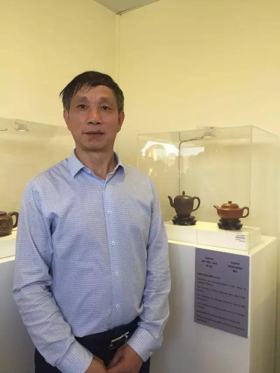 江苏省陶瓷艺术名人——方小龙
参展作品:《美人肩壶》、《碗灯壶》