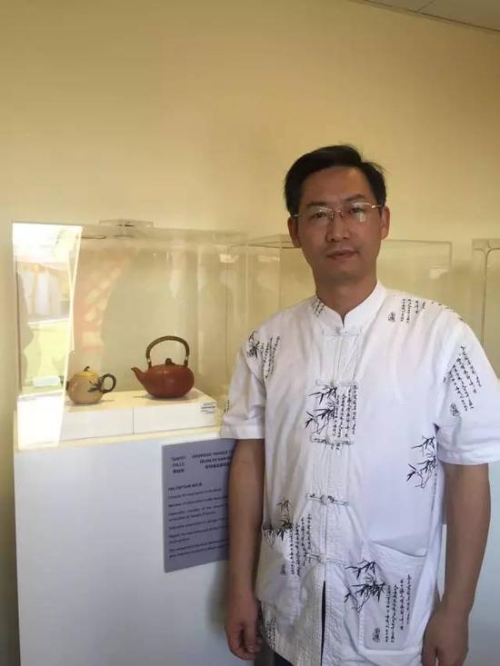 江苏省陶瓷艺术大师——姚志源
参展作品：《雅梨壶》、《软耳南瓜提梁壶》