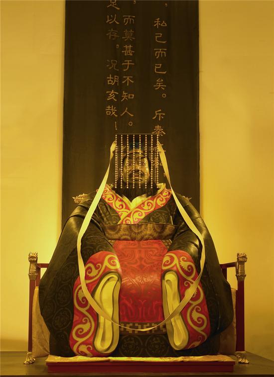 田世信，王者之尊之秦始皇，204×178×183cm，大漆，玻璃钢，2009