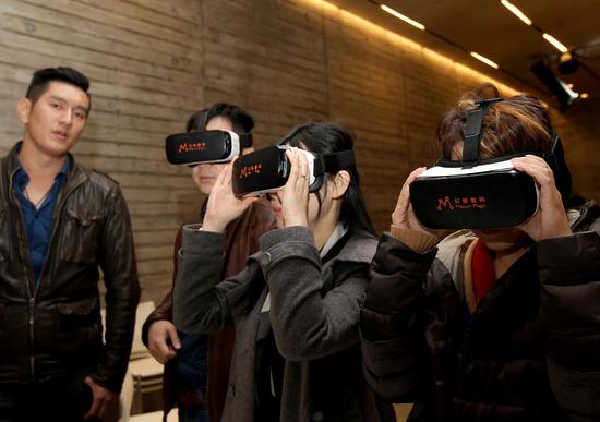 现场体验VR艺术大师等“虚拟艺术产品”