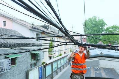 以景山、东华门、前门地区为实施重点,东城区将全面实施架空线梳理整治。 闫文摄