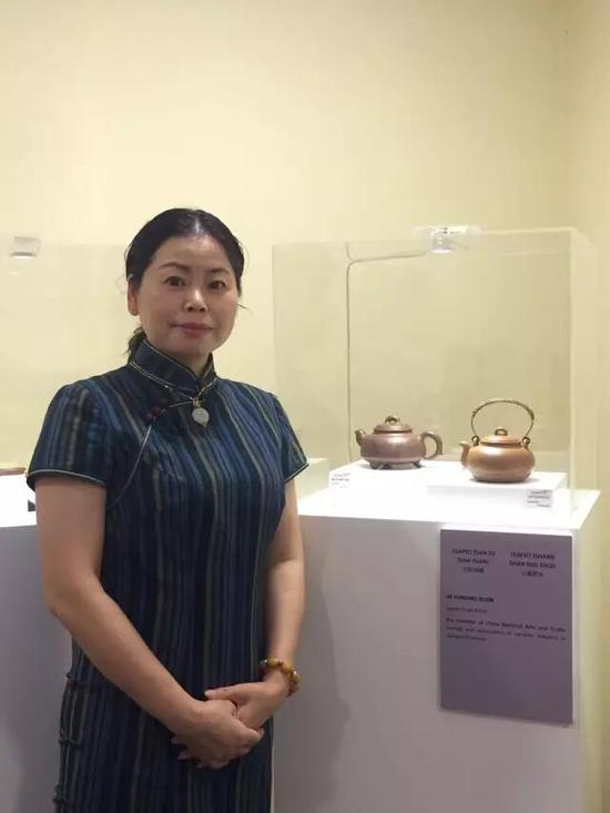工艺美术师——贺红梅
参展作品:《三足线圆壶》、《上善若水壶》