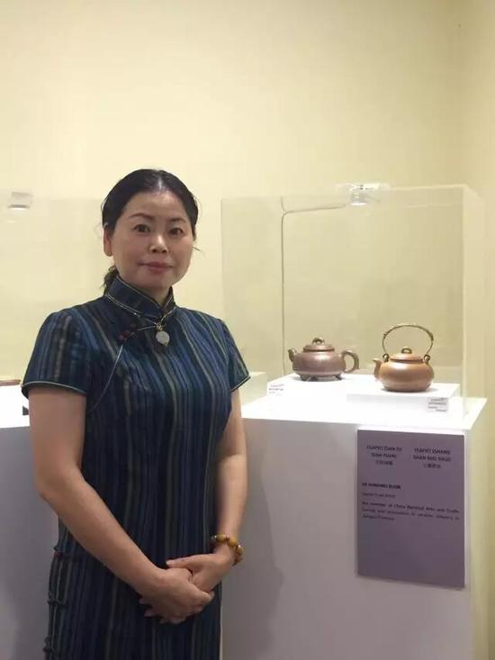 工艺美术师——贺红梅
参展作品：《三足线圆壶》、《上善若水壶》