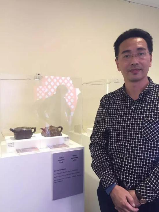 江苏省陶瓷艺术名人——鲍曙岩
参展作品:《玉琮壶》、《斗方壶》