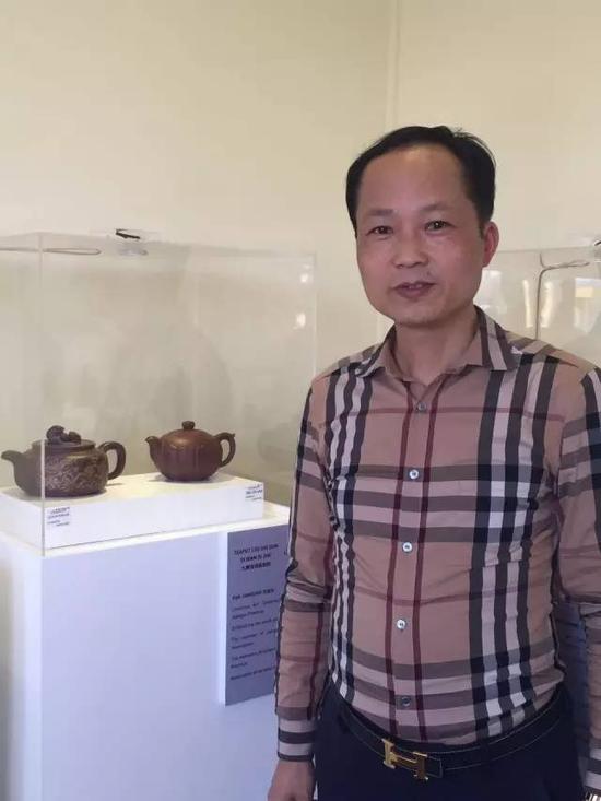 江苏省陶瓷艺术名人——范建荣
参展作品：《九狮滚球遍地锦壶》、《静心莲壶》