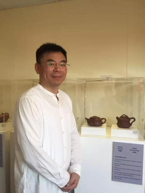 江苏省陶瓷艺术大师、江苏省工艺美术大师——史小明
参展作品：《石瓢壶》、《皮包壶》