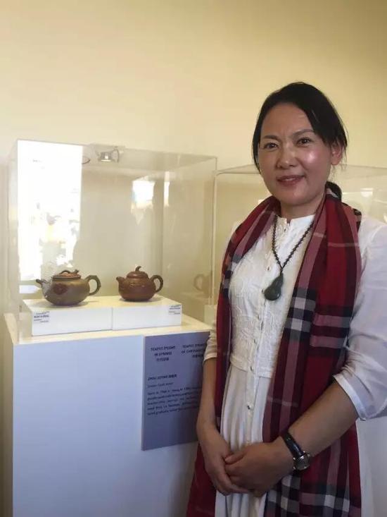 高级工艺美术师——周菊英
参展作品:《牡丹迎春壶》、《淡菊香飘壶》