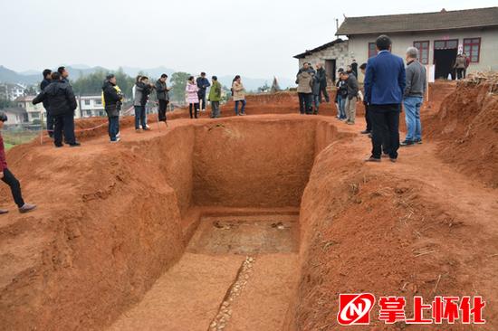 古墓现场。（记者 李青青 摄）