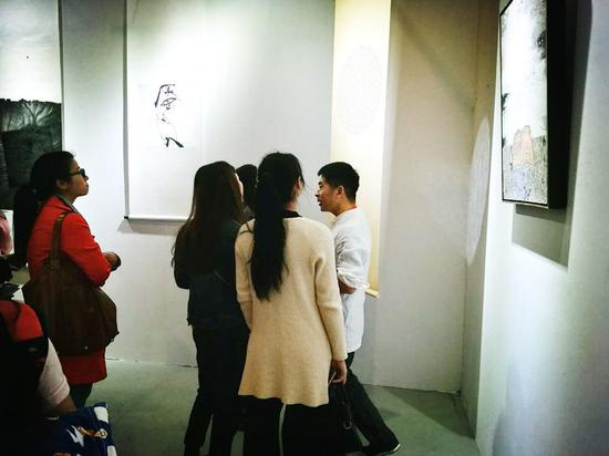 逆向蔓延---“后宋庄”2016全国新水墨提名展杨毅达先生为艺术爱好者介绍艺术品