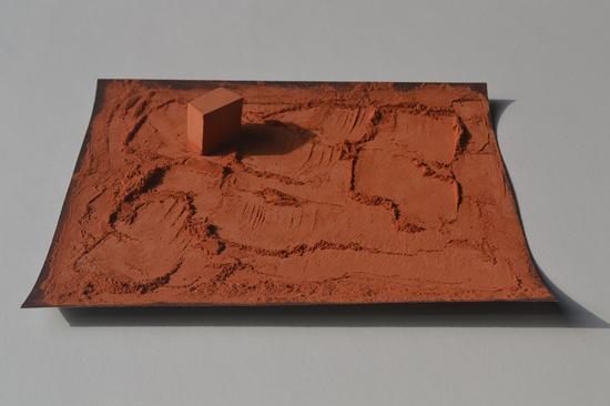 文豪《磨……》砂纸、红色土块 23×2.5×32cm  2014