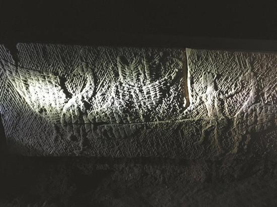 考古人员描述的“仙人图”画像石棺。
