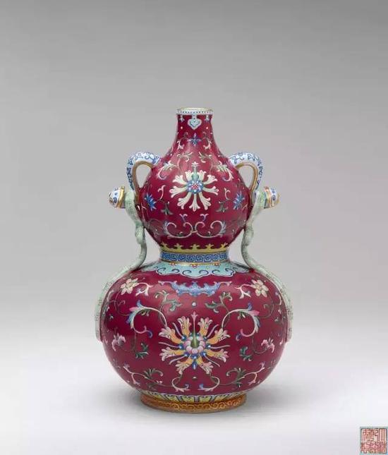 Lot 2272 清乾隆 胭脂红地粉彩缠枝莲纹绶带如意耳葫芦瓶
成交价:RMB 6,900,000