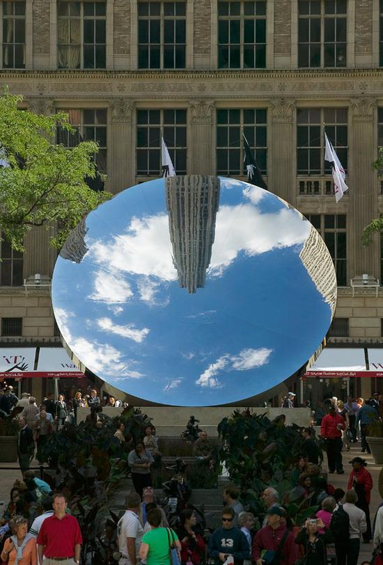 洛克菲勒中心前的《天空镜》。图片：Courtesy: Public Art Fund. Photo: Seong Kwon Photography