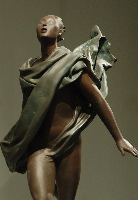 邓柯《迎风》长40cm,宽25cm,高60cm, 青铜, 2006