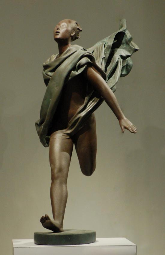 邓柯《迎风》长40cm,宽25cm,高60cm, 青铜, 2006