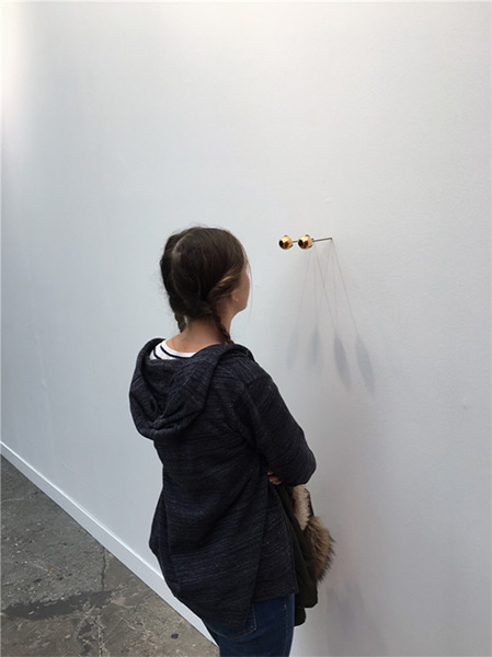 　　奥拉维尔·埃利亚松（Olafur Eliasson） 《凡尔赛的注视（The gaze of Versailles）》玻璃球体，金，黄铜，2016年。奈格林施耐德画廊（Neugerriemschneider Gallery）在2016年法国费亚克艺博会展位。图片来源：马丽亚