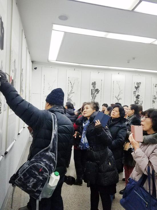 内蒙古老年大学花鸟班学员参观画展