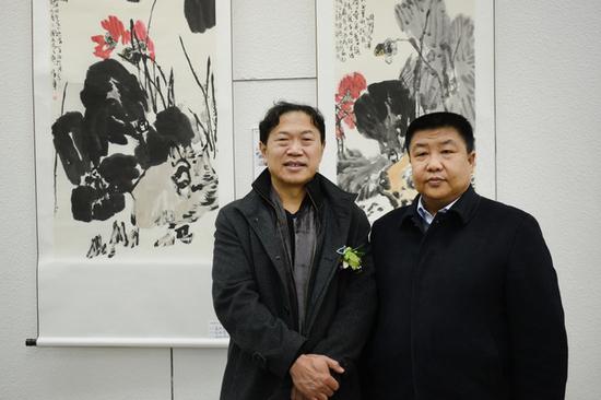 中国当代写意画研究院院长刘怀勇与书画爱好者合影
