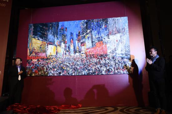 中华英才理事会秘书长李军，艺术家何汶玦为油画《时代广场》揭幕