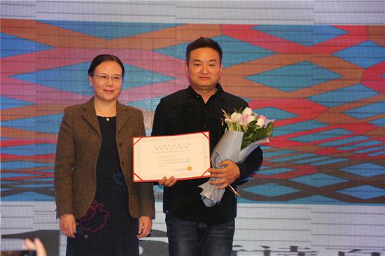 华东师范大学出版社社长王焰女士为蟋蟀颁奖