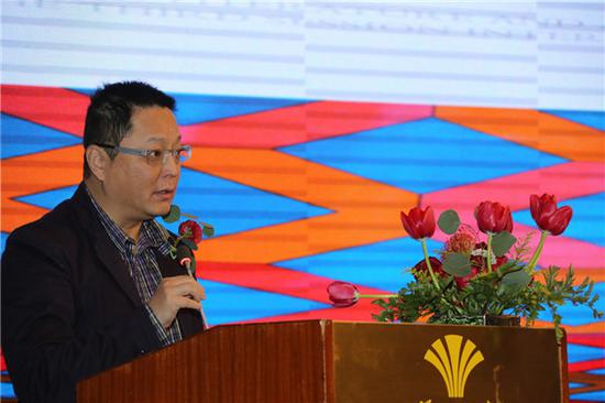 诗人、学者、耶鲁大学文学博士杨小滨宣读授奖词