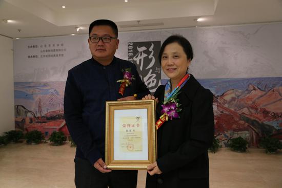 北京视觉经典美术馆馆长吴华女士为杨继锋颁发展览证书