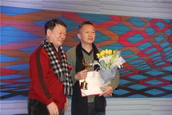 著名诗人、学者唐晓渡先生为古冈颁奖