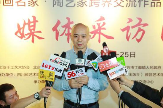 江苏省陶瓷艺术大师范泽锋接受媒体采访