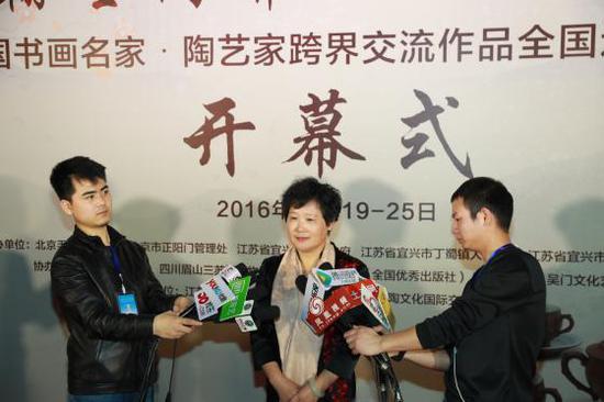 江苏省陶瓷名人、高级工艺美术师 董亚芳接受媒体采访